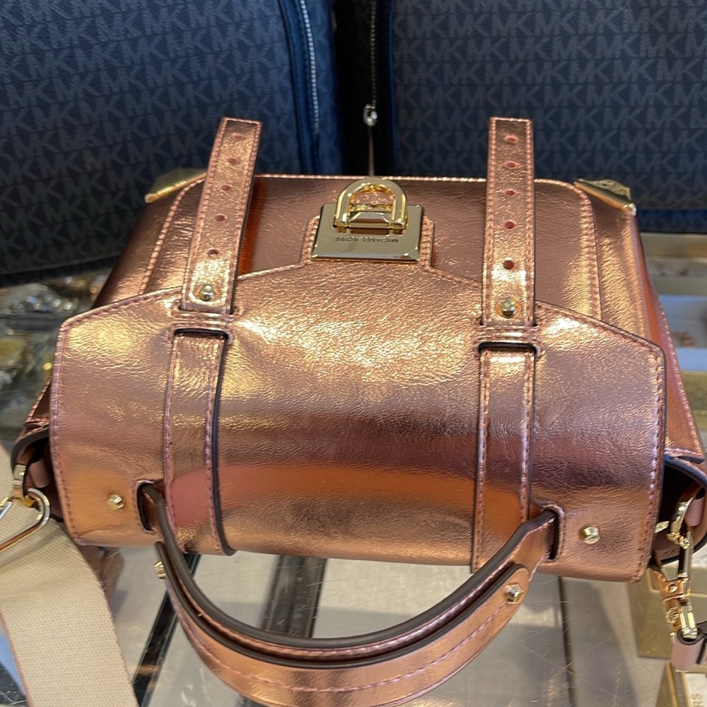 MICHAEL KORS
Manhattan Medium TH SCHOOL Crackled Metallic Leather SATCHEL
NWT - Picture 11 of 16